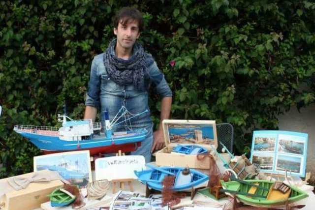 A Bisceglie c�� un maestro d�ascia in miniatura: �Le mie barche uguali all'originale�